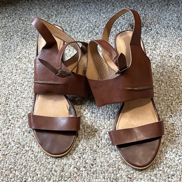 Unsure of brand-  tan heels size 9 - Picture 1 of 3